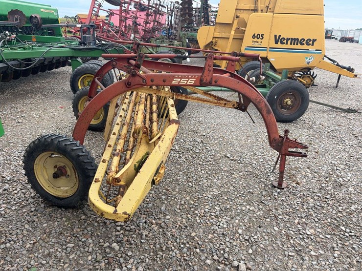 new-holland-256-image-3