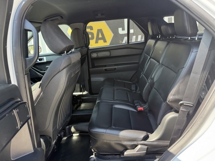 2020-ford-explorer-image-15