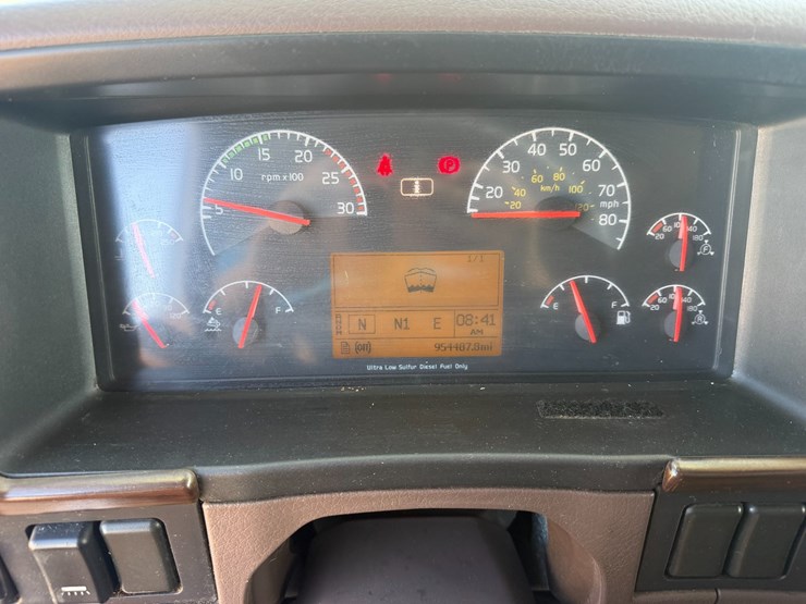 2016-volvo-vnl64t670-image-16