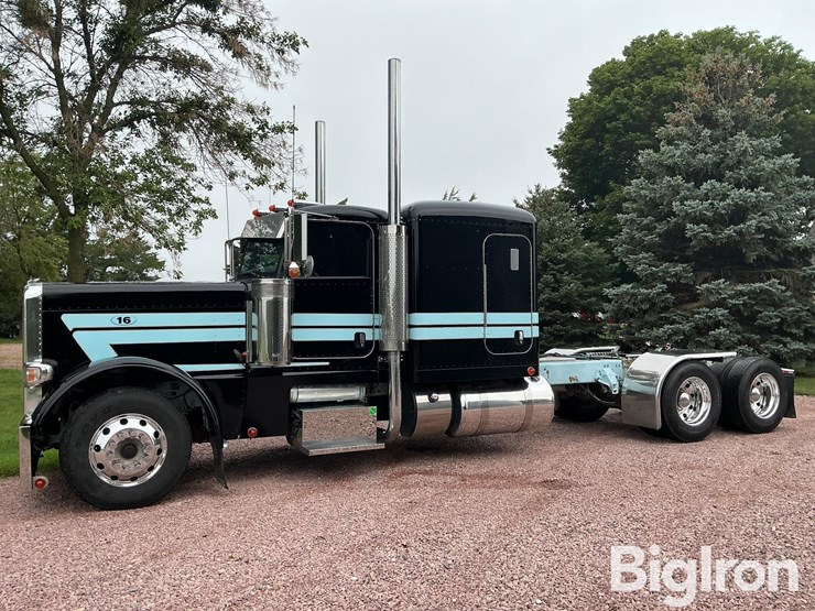 2017-peterbilt-389-image-1
