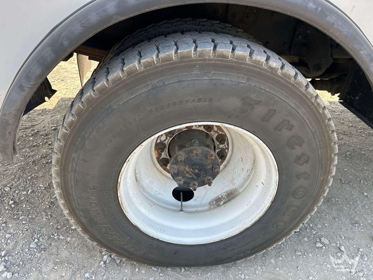 2019-freightliner-m2-106-image-43