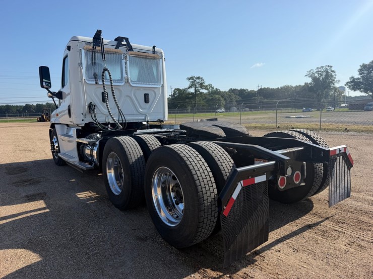 #16295-•-2017-freightliner-dycb-1-image-3