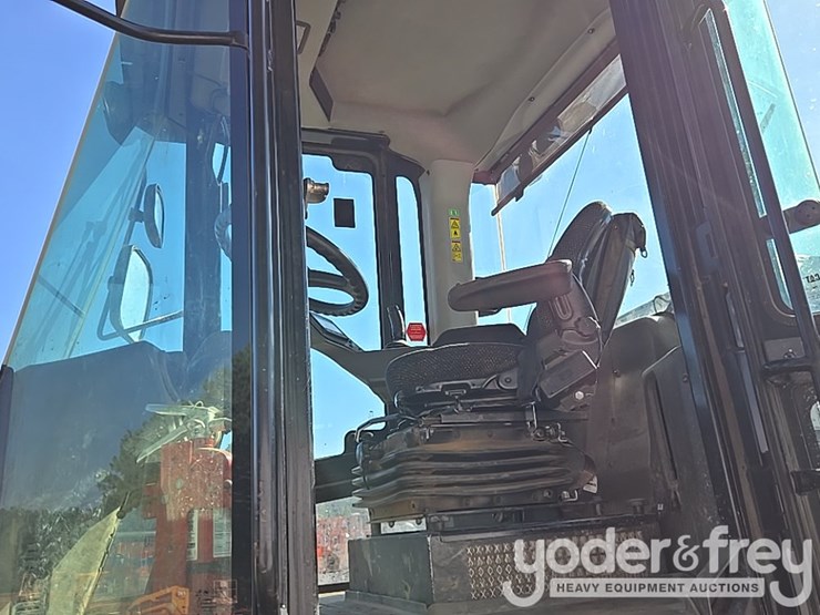 2020-caterpillar-cs56b-image-29