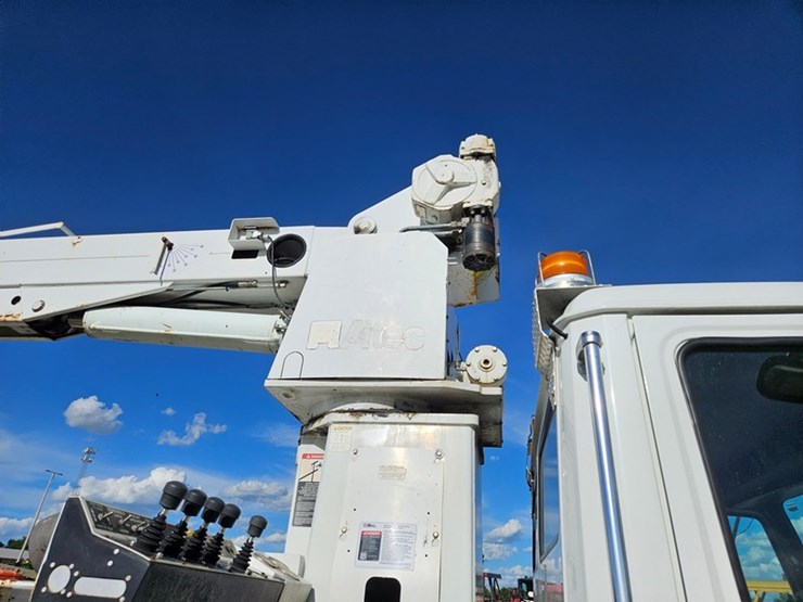 2002-freightliner-fl80-image-40