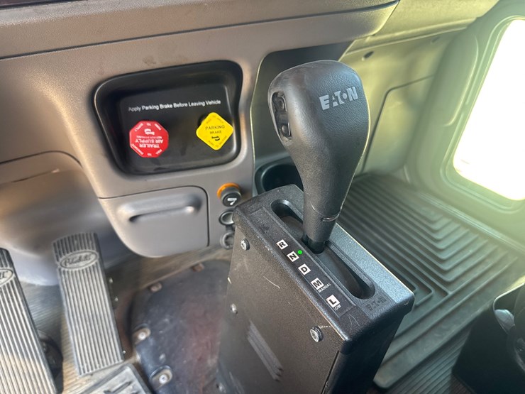 2021-peterbilt-389-image-23