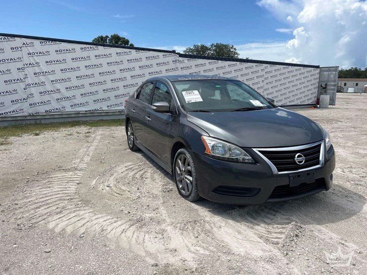 2015-nissan-sentra-sedan-image-2