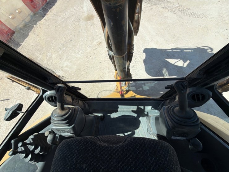 2021-caterpillar-420f2-it-image-13