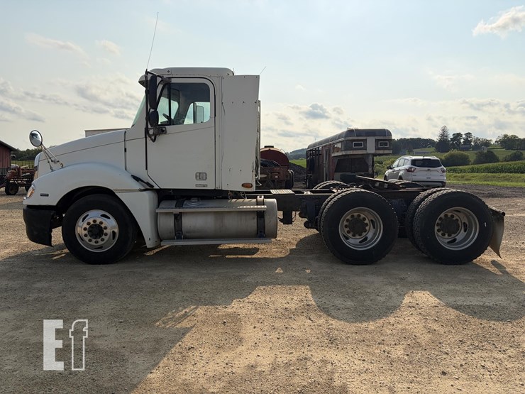 2002-freightliner-columbia-120-image-2