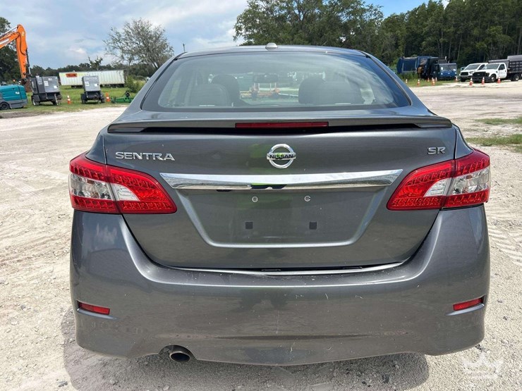 2015-nissan-sentra-sedan-image-24