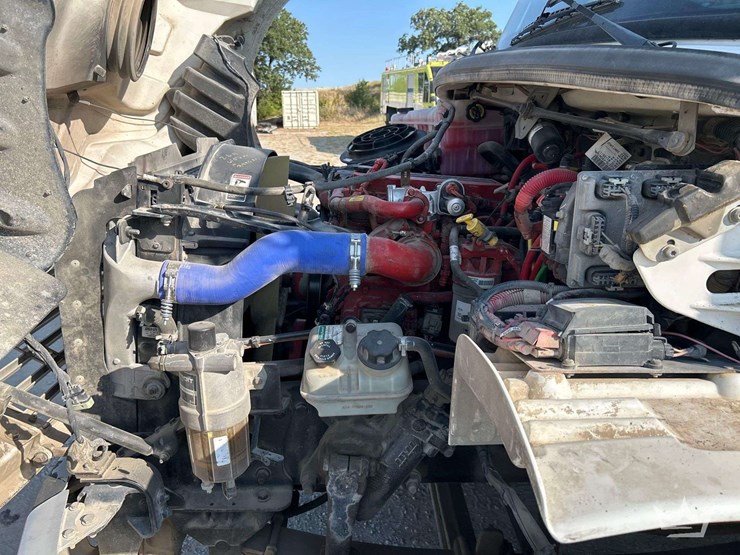 2018-freightliner-m2-106-image-8