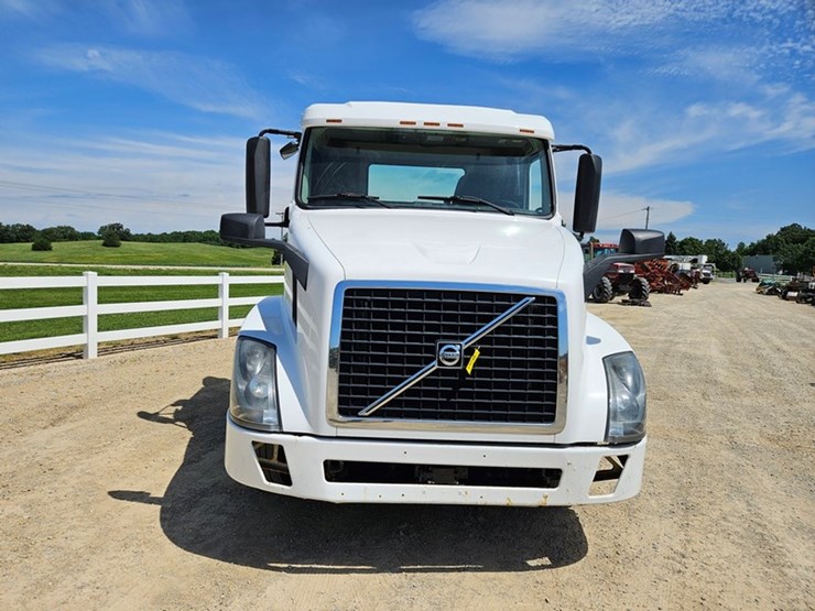 #65-•-2012-volvo-vnl-day-cab-tandem-axle-semi-tractor-image-8
