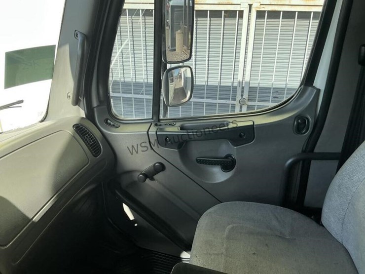 2012-freightliner-m2-106-image-31