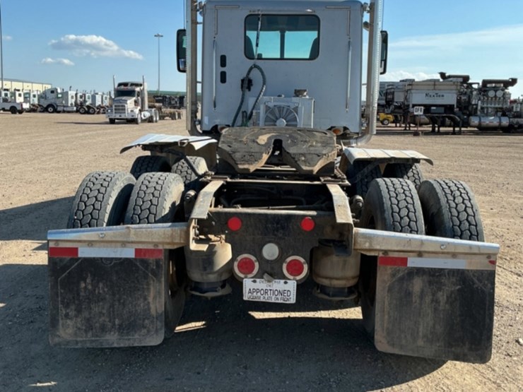 2015-freightliner-coronado-122-sd-image-6