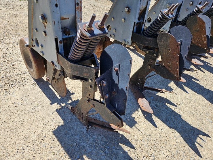#80-•-hiniker-3pt-8-row-30"-cultivator-image-17