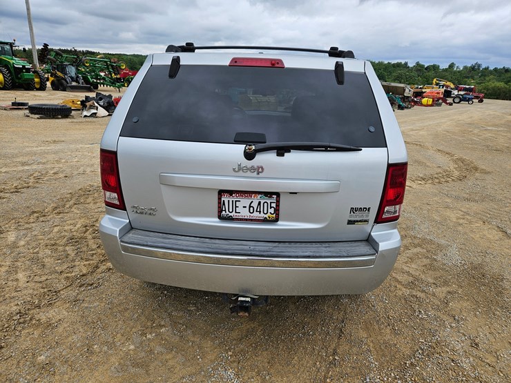 #60-•-2007-jeep-sport-utility-sedan-image-41