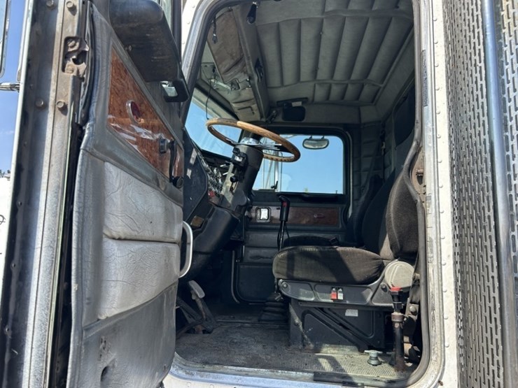 1994-peterbilt-378-image-11