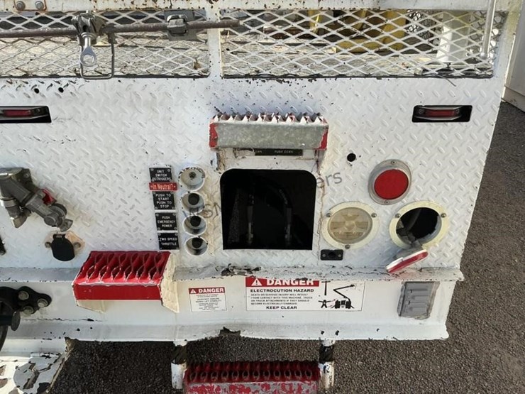 2012-freightliner-m2-106-image-10
