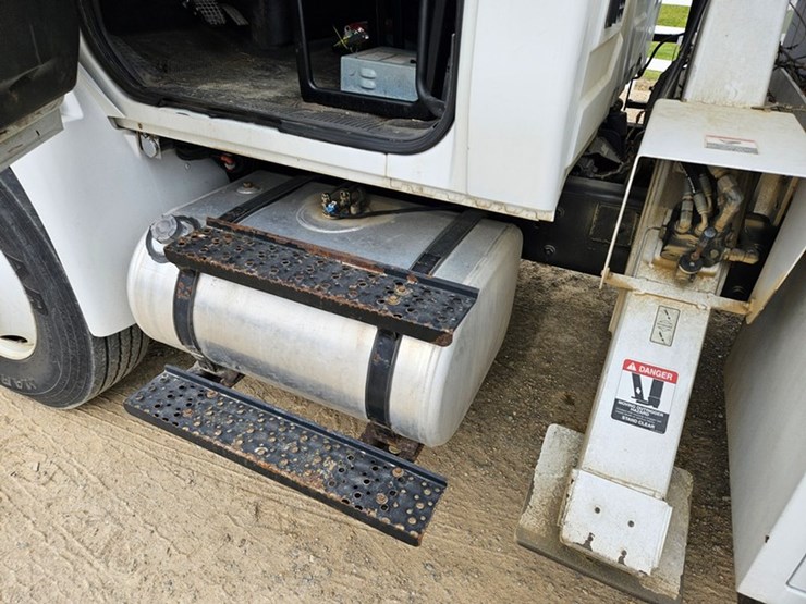 2011-international-durastar-4300-image-44