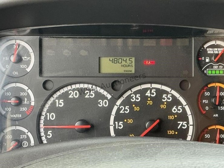 2016-freightliner-114sd-image-22
