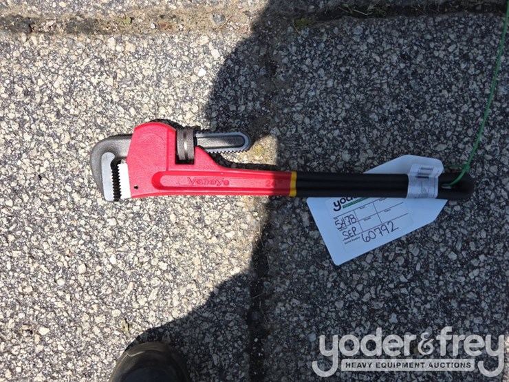 unused-24"-pipe-wrench-image-6
