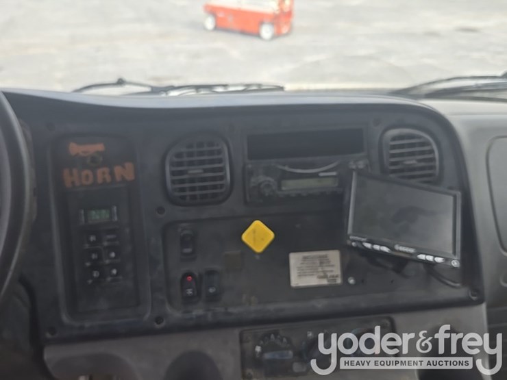 2013-freightliner-m2-106-image-58
