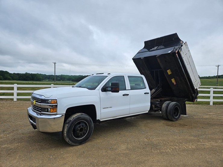 2016-chevrolet-3500-image-9