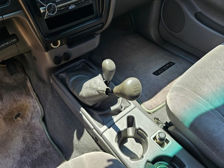 #25-•-2002-toyota-4x4-pickup-truck-image-27