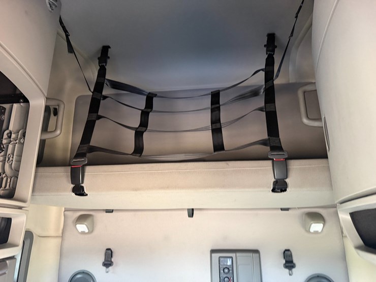2019-volvo-vnl64t670-image-15