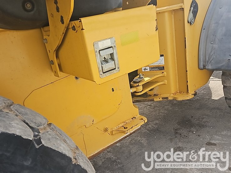 2014-deere-624k-image-18