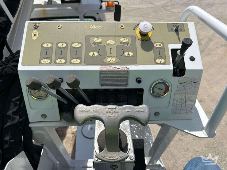2019-freightliner-m2-106-image-31