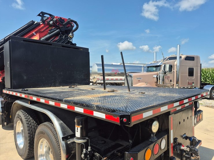 2018-kenworth-t880-image-16