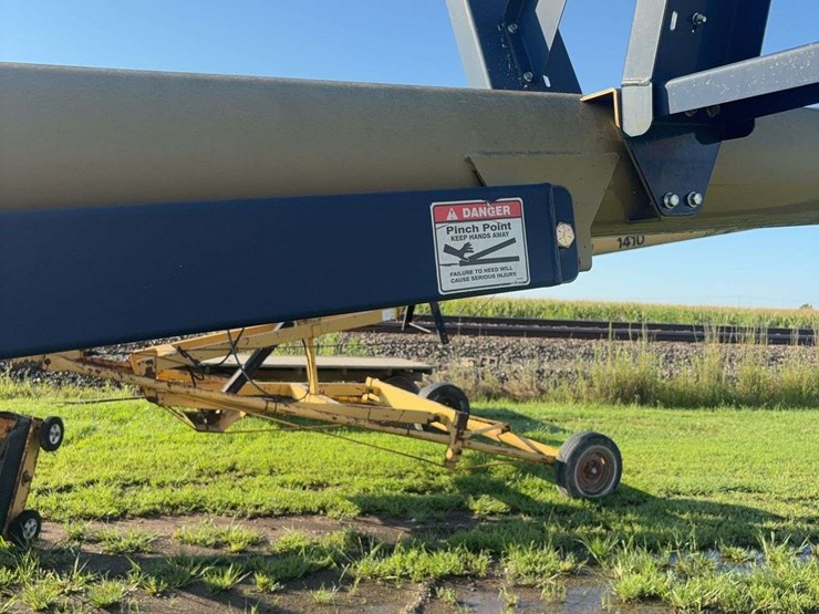 harvest-international-h1074x-swing-a-way-auger,-540pto-(in-building)-image-10