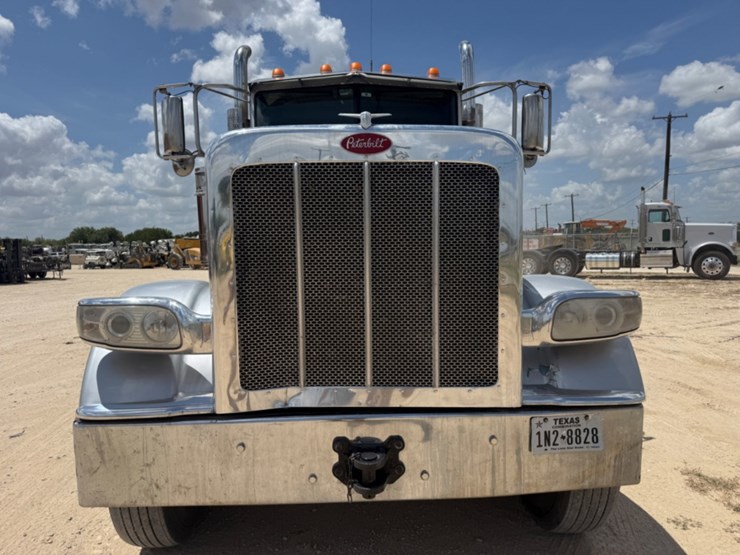 2019-peterbilt-389-image-2