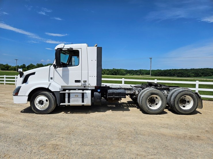 #65-•-2012-volvo-vnl-day-cab-tandem-axle-semi-tractor-image-2