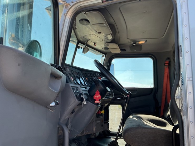 2015-peterbilt-367-image-22