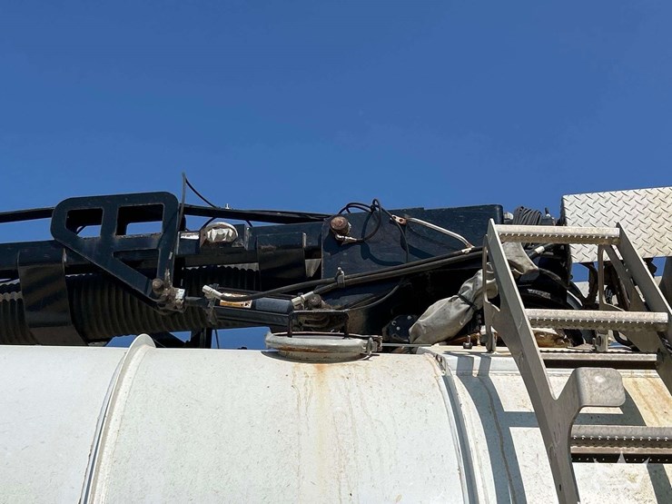 2015-freightliner-114sd-image-34