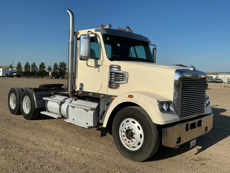 2015-freightliner-coronado-122-sd-image-3