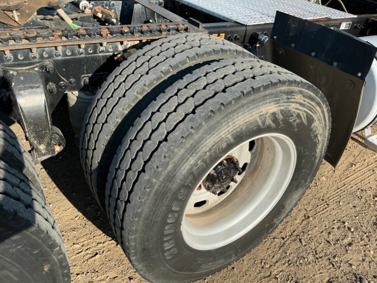 2015-freightliner-coronado-122-sd-image-17