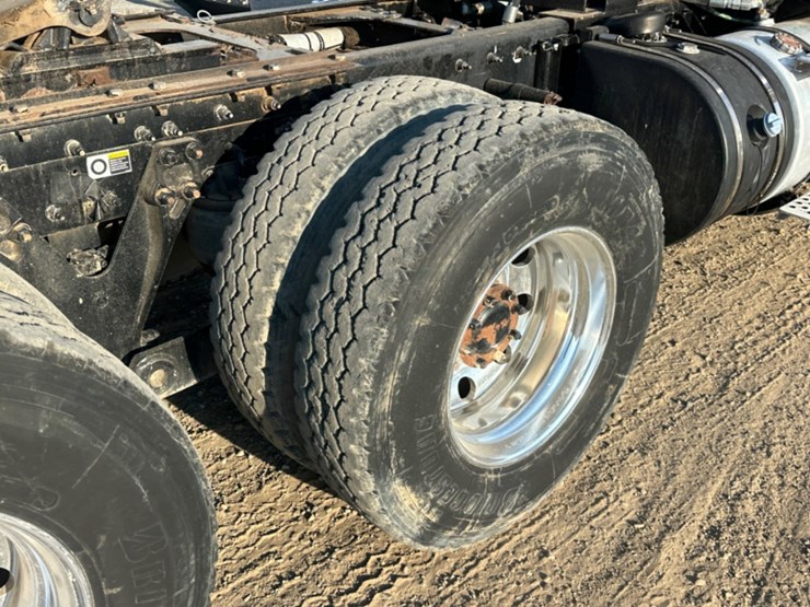 2015-kenworth-t800-image-17