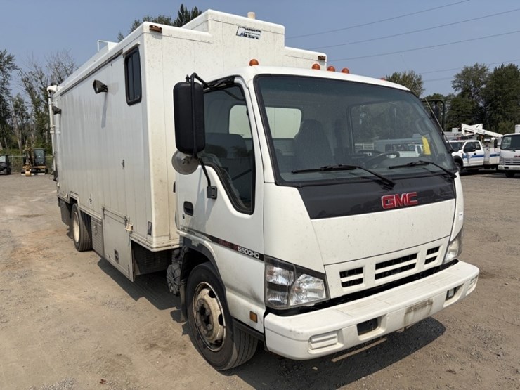 2007-gmc-w5500hd-image-2