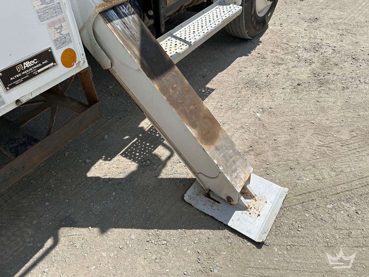 2019-freightliner-m2-106-image-30