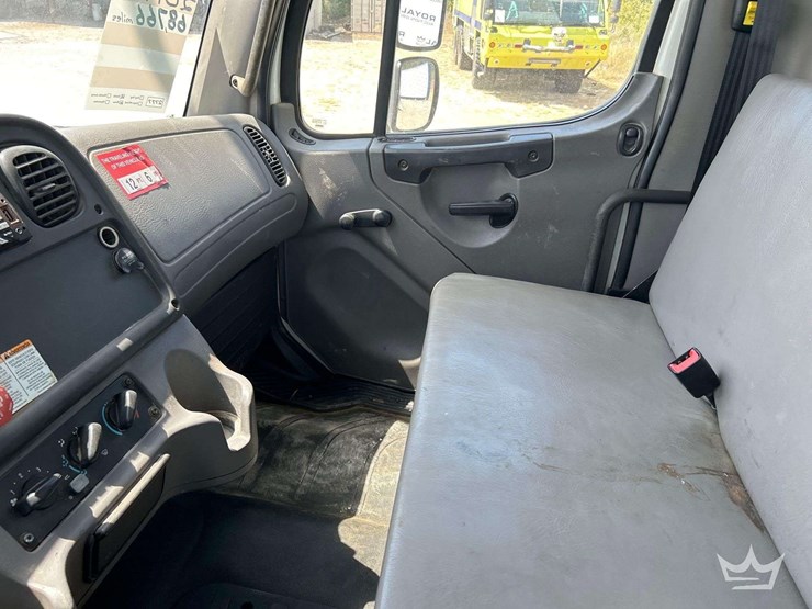 2019-freightliner-m2-106-image-16