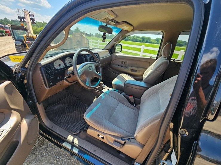 2004-toyota-tacoma-image-33