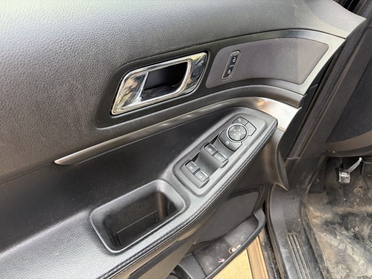 2018-ford-explorer-image-27
