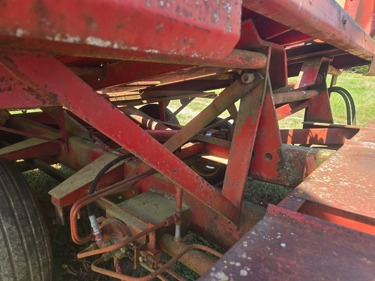 new-holland-1033-image-25