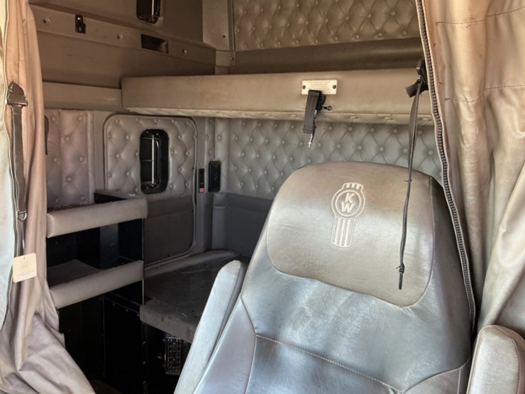 2013-kenworth-t800-image-36