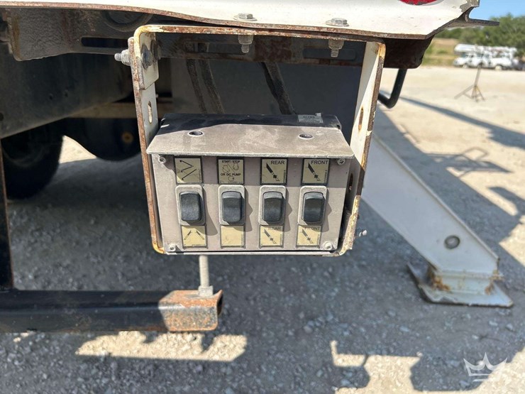 2019-freightliner-m2-106-image-25