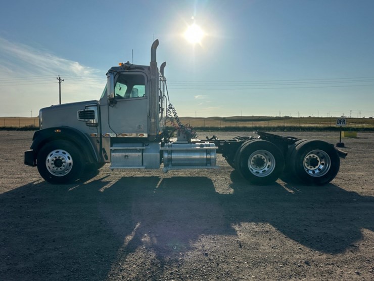 2013-freightliner-coronado-122-sd-image-8