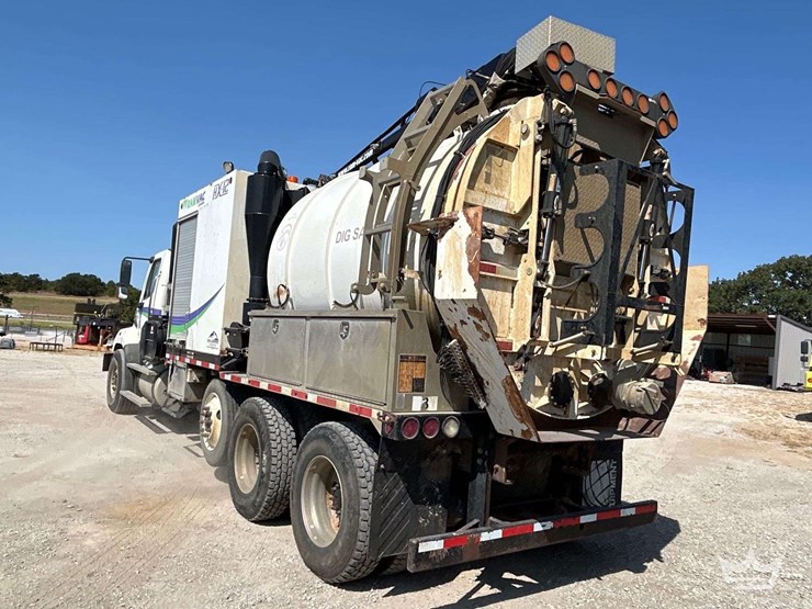 2015-freightliner-114sd-image-3