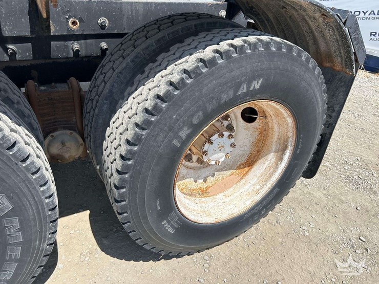 2001-mack-rd690s-image-32